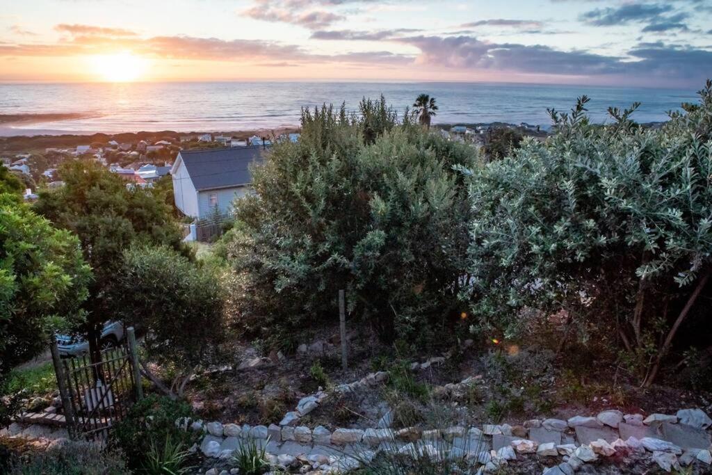 Serene Hide-away With Ocean Views Holiday home *